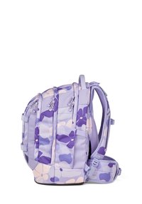 Mochila de camuflaje morado con un respaldo acolchado, múltiples compartimentos, correas ajustables y una textura suave. Presenta suaves patrones florales.