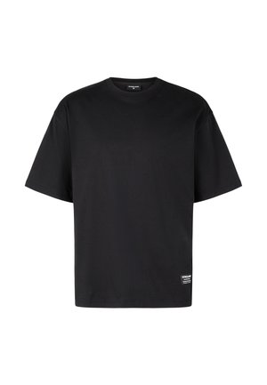 Schwarzes T-Shirt mit kurzen Ärmeln und Rundhalsausschnitt, mit einem kleinen rechteckigen Etikett nahe dem unteren Saum auf der Vorderseite rechts.