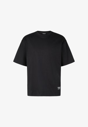 Zwarte kortebadige crew-neck t-shirt met een klein rechthoekig label nabij de onderrand aan de voorkant aan de rechterzijde.