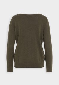 Dunkelolivgrüner Pullover mit langen Ärmeln, gerippten Bündchen, Saum und Ausschnitt, flach auf einem weißen Hintergrund präsentiert.