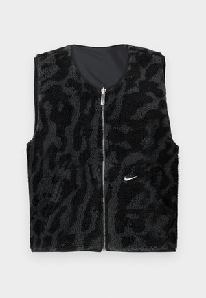 Melna vilnas veste ar rāvējslēdzēju priekšā, ar teksturētu dzīvnieku rakstu dizainu un nelielu balto Nike logo kreisajā pusē.