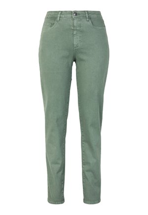 Grüne, hochtaillierte, eng anliegende Hose mit vorne liegendem Knopf- und Reißverschluss, Gürtelschlaufen und vorderen Taschen, auf weißem Hintergrund präsentiert.