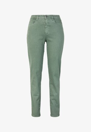 Grüne, hochtaillierte, eng anliegende Hose mit vorne liegendem Knopf- und Reißverschluss, Gürtelschlaufen und vorderen Taschen, auf weißem Hintergrund präsentiert.