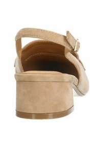 Beige Wildledersandale mit abgerundetem Rücken, verstellbarem Riemen und niedrigem Blockabsatz. Glattes Innenfutter und hellfarbige Sohlenakzent.