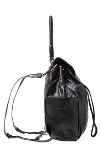 Sac à dos en cuir noir avec une poignée tressée, fermeture à cordon et poche externe. Il dispose de bretelles ajustables et d'une texture douce.