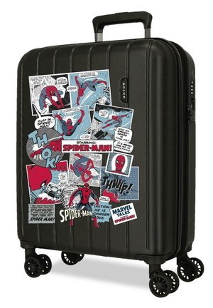 Maleta rígida negra con cuatro ruedas e ilustraciones de tiras cómicas de Spider-Man y calcomanías de texto en el panel frontal.