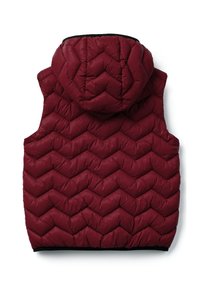 Červená puffy vesta s chevronovým prošíváním, s kapucí, bez rukávů, hladká textura, zakončená černým lemováním na spodním okraji.