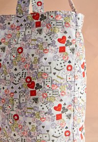 Torba za nošenje z vzorcem simbolov igralnih kart, kock, rdečih src z napisom "GIVE", cvetličnih grozdov in belih vrtiljakovih konjičkov na svetlem ozadju.