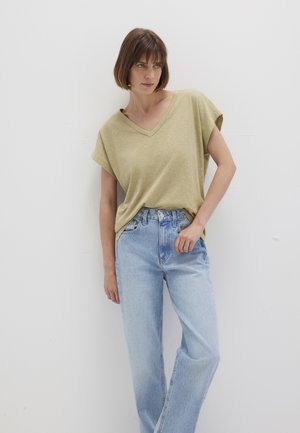 Olivgrünes, kurzärmeliges V-Ausschnitt-T-Shirt, kombiniert mit hellblauen, hoch taillierten Jeans, beide aus weichem Stoff mit entspannter Passform.