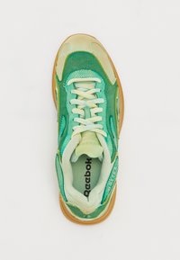 Grüne Reebok Turnschuhe mit einem Obermaterial aus Mesh und Wildleder, hellgrünen Schnürsenkeln und einer Gummisohle. Verfügt über strukturierte Einsätze und Logo-Akzente.