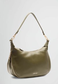 Olijfgroene leren tas met een gebogen vorm, gouden hardware en een enkele schouderriem. Voorzien van een zichtbare rits en een merklabel.