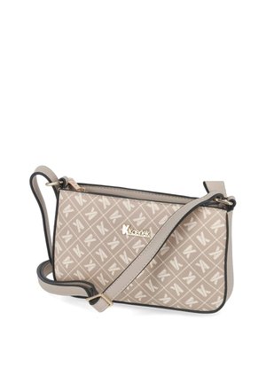 Beżowa torba na ramię z powtarzającym się wzorem "K", regulowanym paskiem, zamkiem błyskawicznym i małym złotym logo "Kaerlek" z przodu.