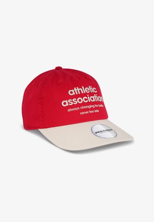 Rote Baseballkappe mit einem cremefarbenen Schirm. Sie hat weißen Text mit der Aufschrift "Sportverband" und ein runder Logopatch auf dem Schirm.