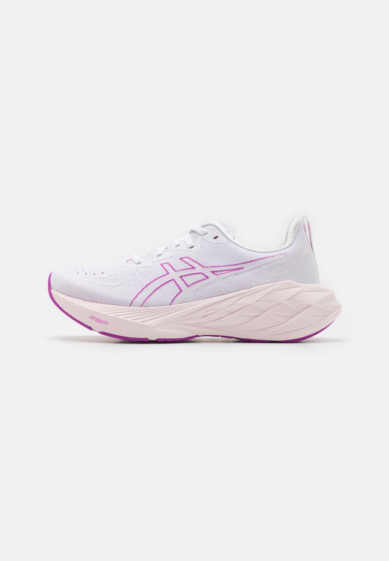 Weißer Sportschuh mit pinken Akzenten, strukturiertem Obermaterial, leichtem Design und einer klobigen, mehrschichtigen Sohle. Mit Logo an der Seite.