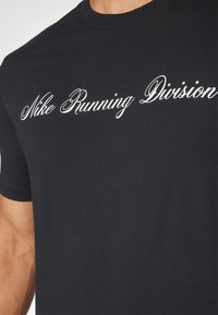 Nike Performance TEE RUN DIVISION - T-Shirt sport - black