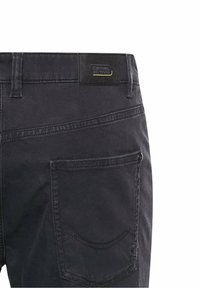 Vue arrière d'un jean noir Camel Active montrant la poche arrière, les passants de ceinture et l'étiquette de la marque sur la ceinture.