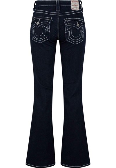Jeans évasés bleu foncé avec des coutures blanches, présentant des poches arrière décoratives et une étiquette de marque au niveau de la taille. Matériau en denim classique.