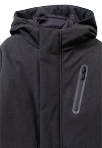 Donkergrijze jas met een hoge kraag, een opvallende capuchon en een ritsvak op de borst met een strakke sluiting. Zachte stofstructuur.