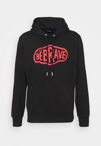 Hoodie nera con una grande grafica rossa che riporta il testo "BE BRAVE" e "DIESEL". Presenta un cappuccio con cordino e una tasca a marsupio frontale. Materiale morbido.