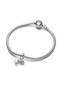 Strieborný náramok na ruku s dizajnom hada, obsahujúci okrúhly zámok a dva visiace šperky: srdce a symbol nekonečna.