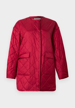 Chaqueta acolchada roja con diseño sin cuello, dos bolsillos delanteros y textura lisa y brillante. Las mangas de longitud media completan el look.