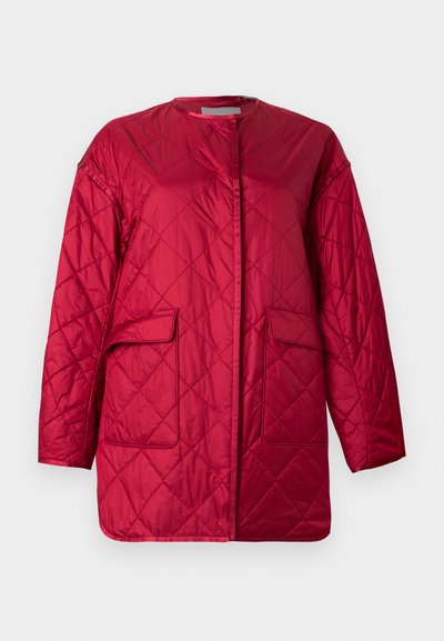 Κόκκινο καπιτονέ μπουφάν με σχεδιασμό χωρίς γιακά, δύο μπροστιν ές τσέπες και λεία, γυαλιστερή υφή. Το μήκος των μανικιών είναι μέχρι τον αγκώνα, ολοκληρώνοντας το ύφος.