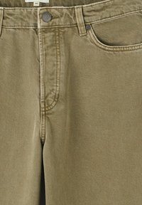 Pantalons en denim beige à coupe droite, avec une fermeture avant à boutons, des passants de ceinture et un design de poche classique. Texture lisse.