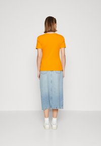 Tommy Hilfiger SLIM CODY - Camiseta estampada - rich ochre