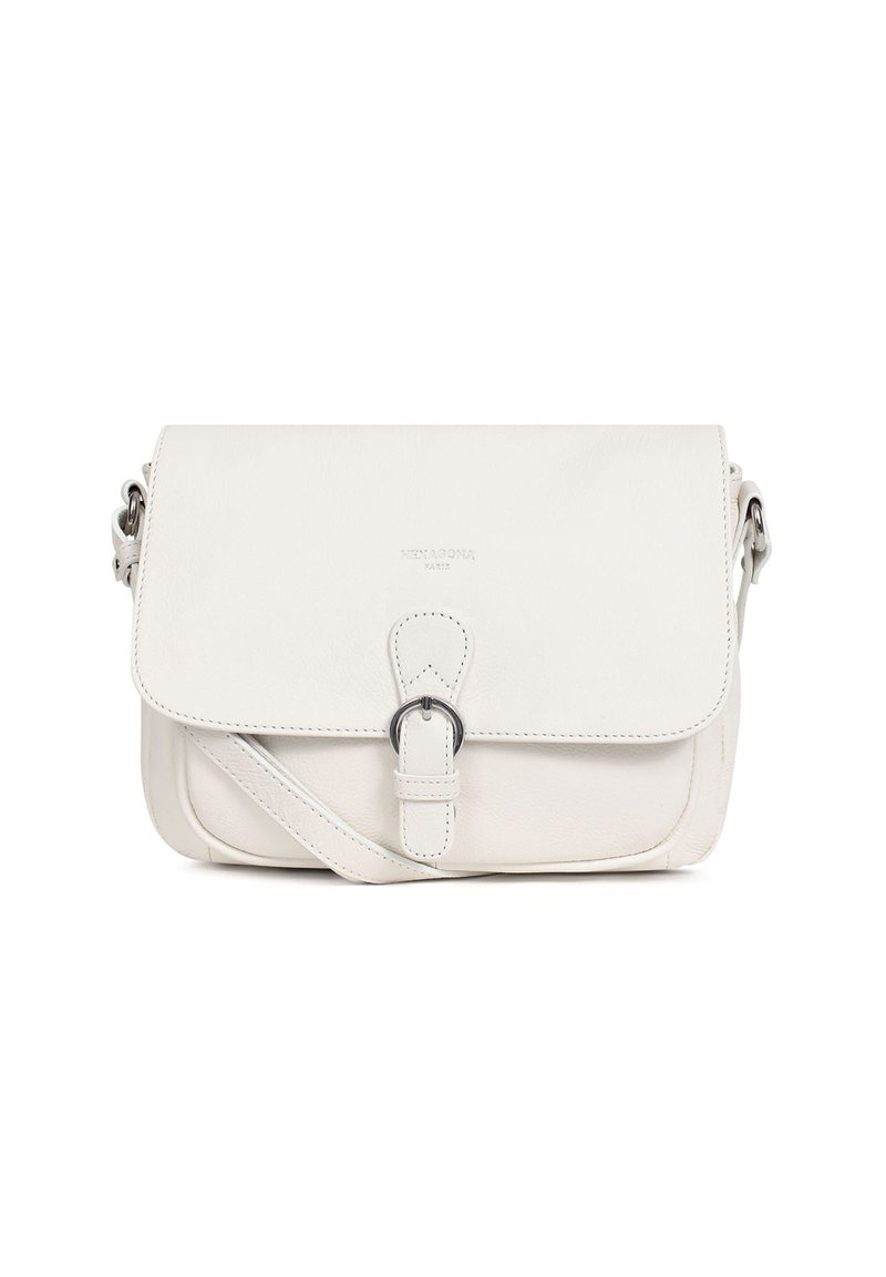 Borsa a tracolla bianca in pelle con chiusura a pattina, dotata di un dettaglio in metallo a fibbia e di una tracolla regolabile. Texture liscia e linee pulite.