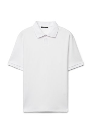 Polo blanc à manches courtes avec col et patte à deux boutons, présenté sur un fond blanc uni.