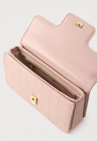 Rosa lommebok i quiltet syntetisk skinn med gullfarget metallbeslag, trykknappslukking og innerlomme med glidelås. Har et glatt innvendig stoff og flere kortlommer.