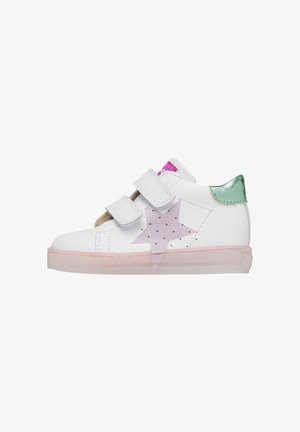 Baskets en cuir blanc avec des straps Velcro, semelle translucide rose, accent de talon vert et motif d'étoiles violettes avec des perforations sur les côtés.