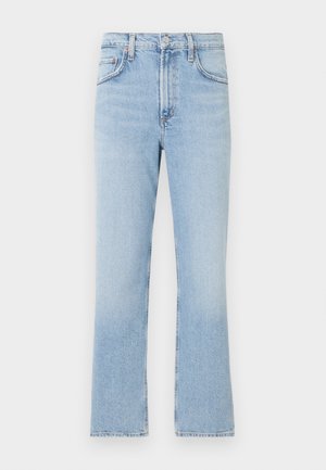 Jeans de mezclilla azul claro con un diseño de pierna recta, cintura alta y un ligero desgaste. Presenta el clásico estilo de cinco bolsillos y una cremallera en la bragueta.