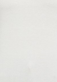 Biały prążkowany top na ramiączkach wykonany z lekkiego materiału, cechujący się smukłym krojem i gładką teksturą z minimalnymi detalami szwów.