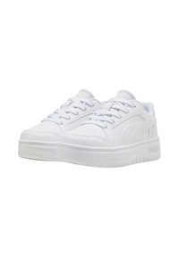 Witte sneakers met een gladde synthetische bovenkant, geperforeerde teendoos, gewatteerde schacht en een dikke rubberen zool met horizontale groeven.