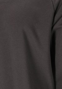 Tissu gris foncé avec une texture lisse, mettant en avant un gros plan de l'élasticité et de la fluidité du matériau. Aucun motif ni détail visible.
