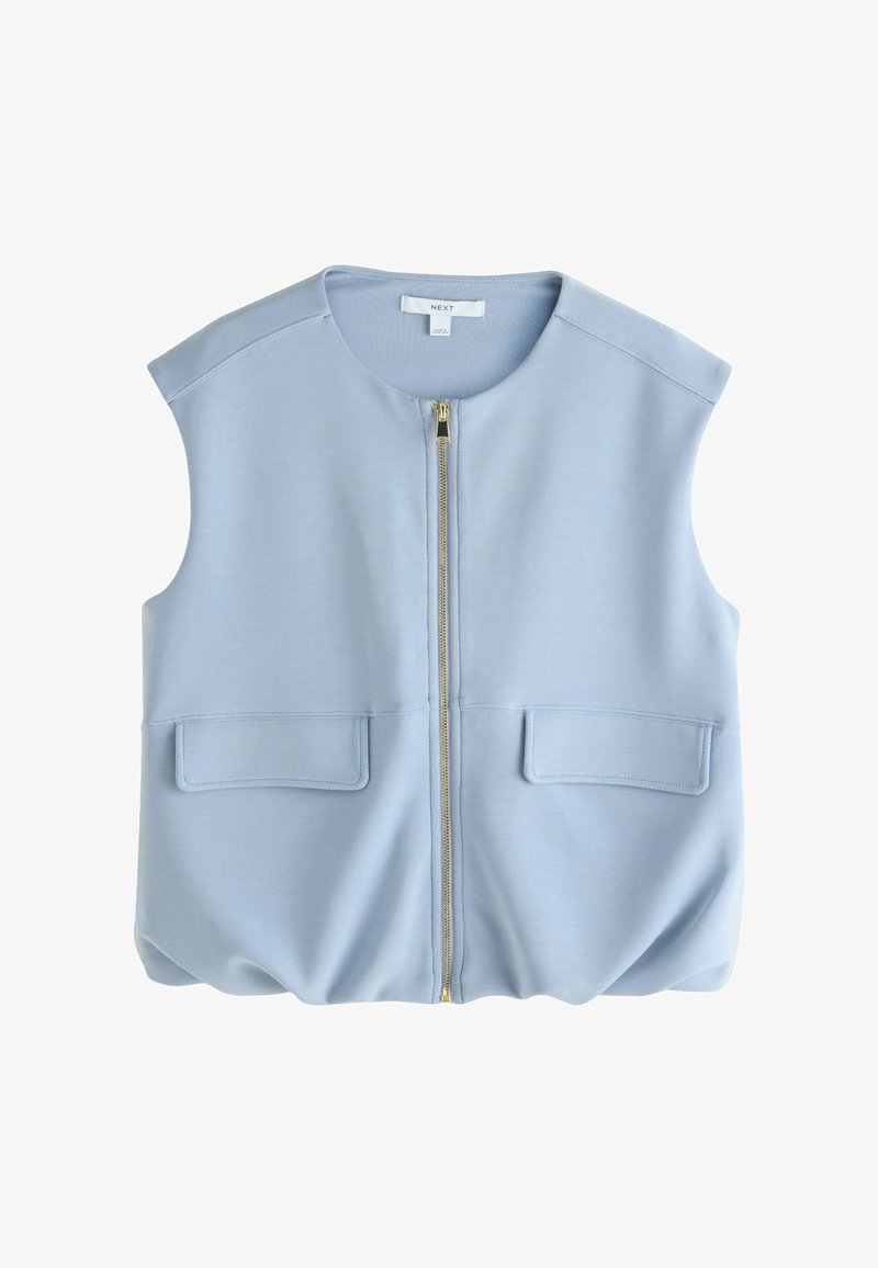Veste sans manches bleu clair avec fermeture éclair à l'avant et deux poches à rabat, encolure ronde et ourlet légèrement froncé.