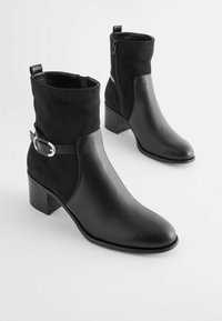 Next FOREVER COMFORT BUCKLE DETAIL HEELED REGULAR WIDE FIT - Botines - black