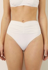 Wit bikini set met een geraffineerde top met een gestructureerd ontwerp en een hoog getailleerde bikini. Soepele textuur met een minimalistische stijl.