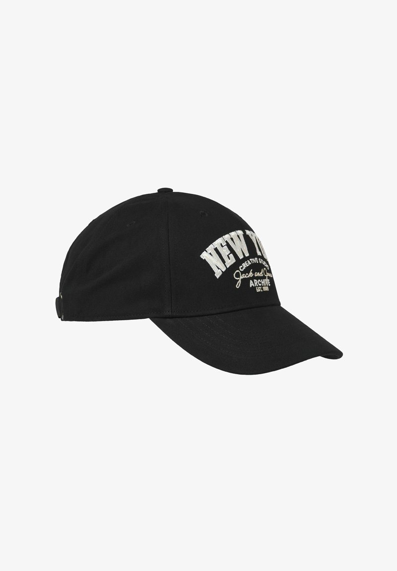 Casquette de baseball noire à visière courbée avec texte brodé blanc "NEW YORK" et un script plus petit sur le panneau avant.