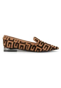 Ballerine a punta in tessuto stampato color beige e marrone con tacco nero. Presentano audaci motivi geometrici e una silhouette elegante e minimalista.