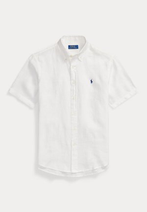 Biela košeľa s krátkym rukávom na gombíky, s malým modrým vyšívaným logom hráča póla na ľavej strane hrudníka a golierom na gombíky.