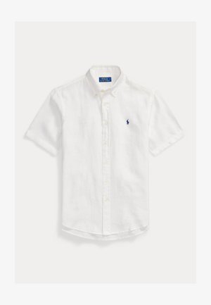 Biela košeľa s krátkym rukávom na gombíky, s malým modrým vyšívaným logom hráča póla na ľavej strane hrudníka a golierom na gombíky.