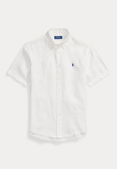 Biela košeľa s krátkym rukávom na gombíky, s malým modrým vyšívaným logom hráča póla na ľavej strane hrudníka a golierom na gombíky.