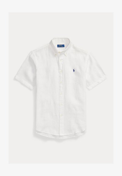 Biela košeľa s krátkym rukávom na gombíky, s malým modrým vyšívaným logom hráča póla na ľavej strane hrudníka a golierom na gombíky.