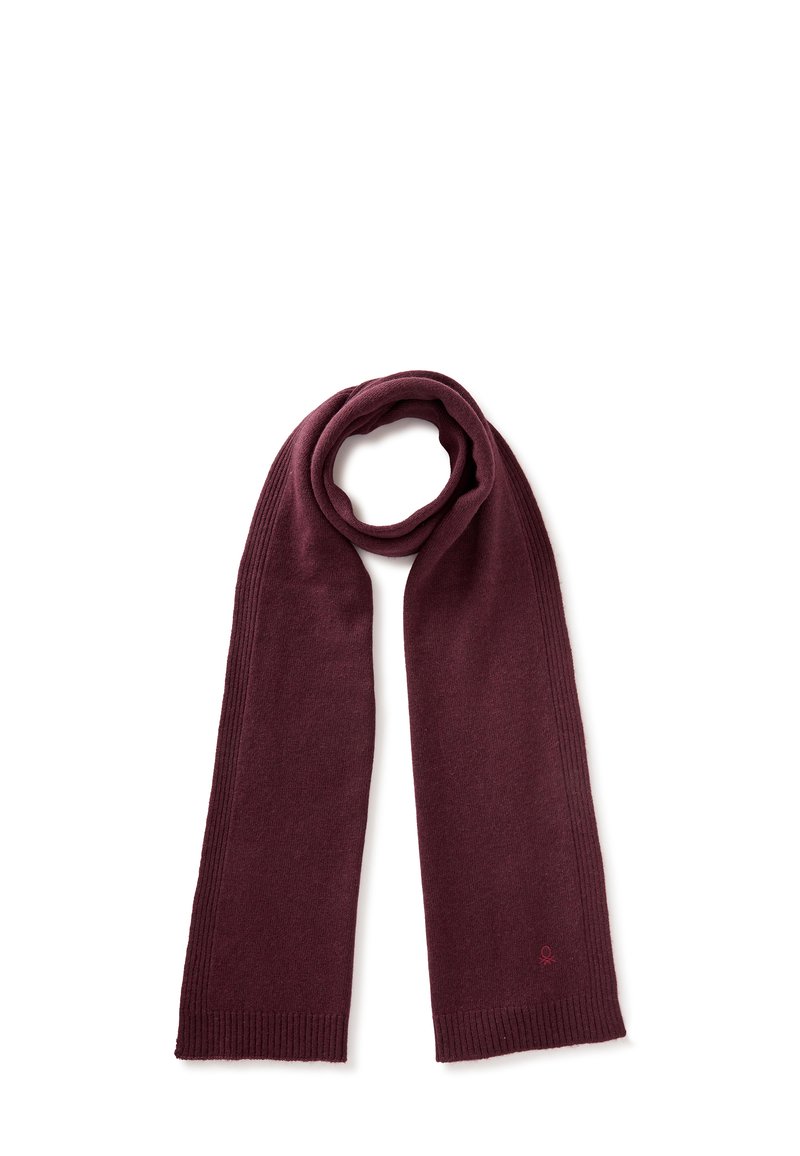 Burgundy šála vyrobená z měkkého materiálu, s žebrovanou strukturou podél okrajů a logem na jednom konci. Dlouhý a univerzální design.