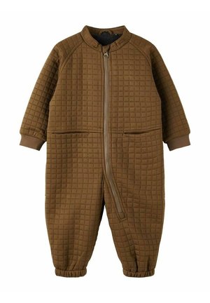 Brązowy pikowany kombinezon dla niemowląt z długimi rękawami, elastycznymi nogawkami i zamkiem błyskawicznym z przodu, biegnącym ukośnie od szyi do nogi.