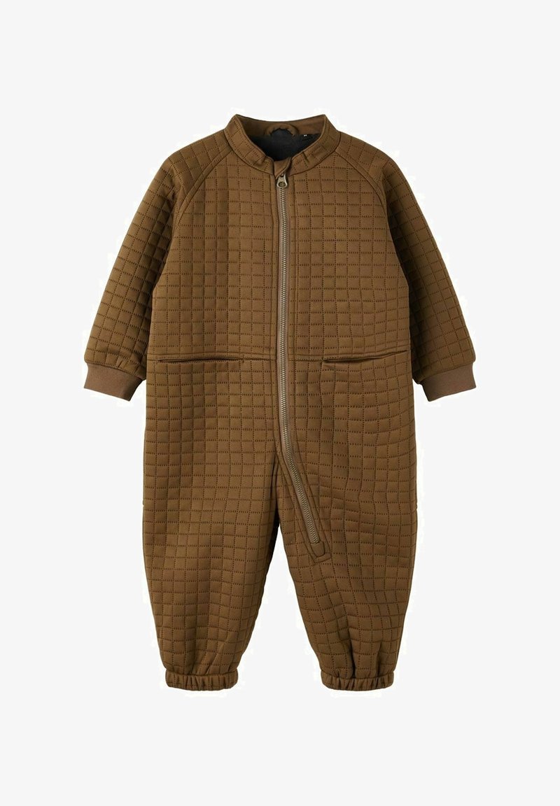 Combinaison bébé matelassée marron avec manches longues, chevilles élastiquées et fermeture éclair frontale s'étendant en diagonale du cou à la jambe.