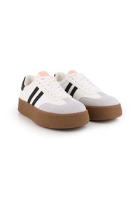Zapatillas blancas de cuero con puntera de ante gris, rayas negras y una suela de plataforma de goma marrón. Presentan una etiqueta en la lengüeta de color rosa claro y cordones.