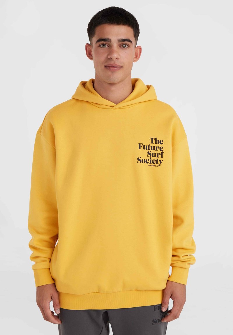 Žltá mikina s kapucňou a predným klokankovým vreckom, s čiernym textom "The Future Surf Society" na ľavej hrudi. Mäkko bavlnené zloženie materiálu.